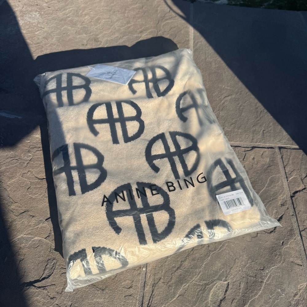 ANINE BING monogram two-tone towel